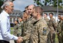 Generální tajemník NATO Stoltenberg na návštěvě vojáků Ukrajiny