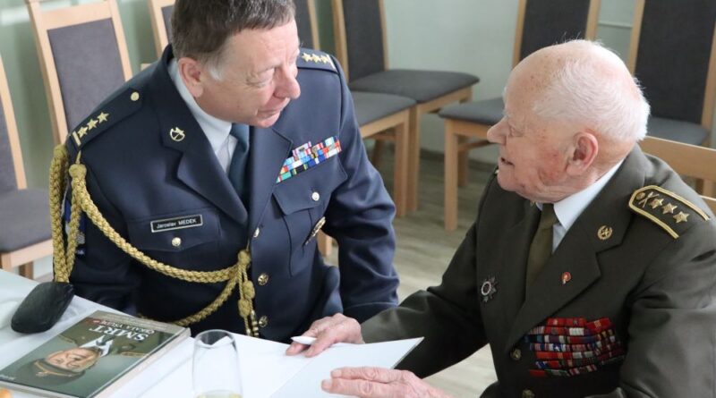 Neuvěřitelných 102 let oslavil válečný veterán plukovník Jan Ihnatík