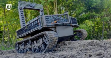 Ukrajina má nový dálkově řízený pozemní dron. Pomůže s odvozem raněných i doveze munici a zásoby Ukrajina má nový dálkově řízený pozemní dron. Pomůže s odvozem raněných i doveze munici a zásoby